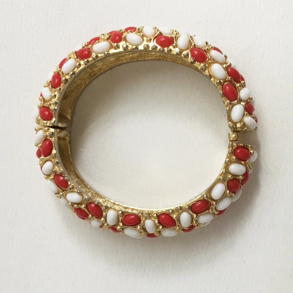 Kenneth Jay Lane KJL Red & White Plastic Cabochon Gold Tone Hinged Bracelet - Picture 8 of 15